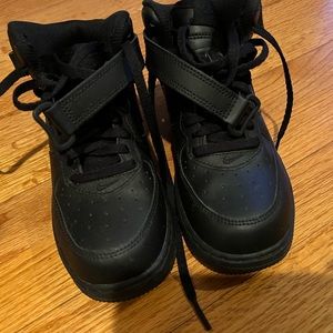 Black Air Force one mid top
